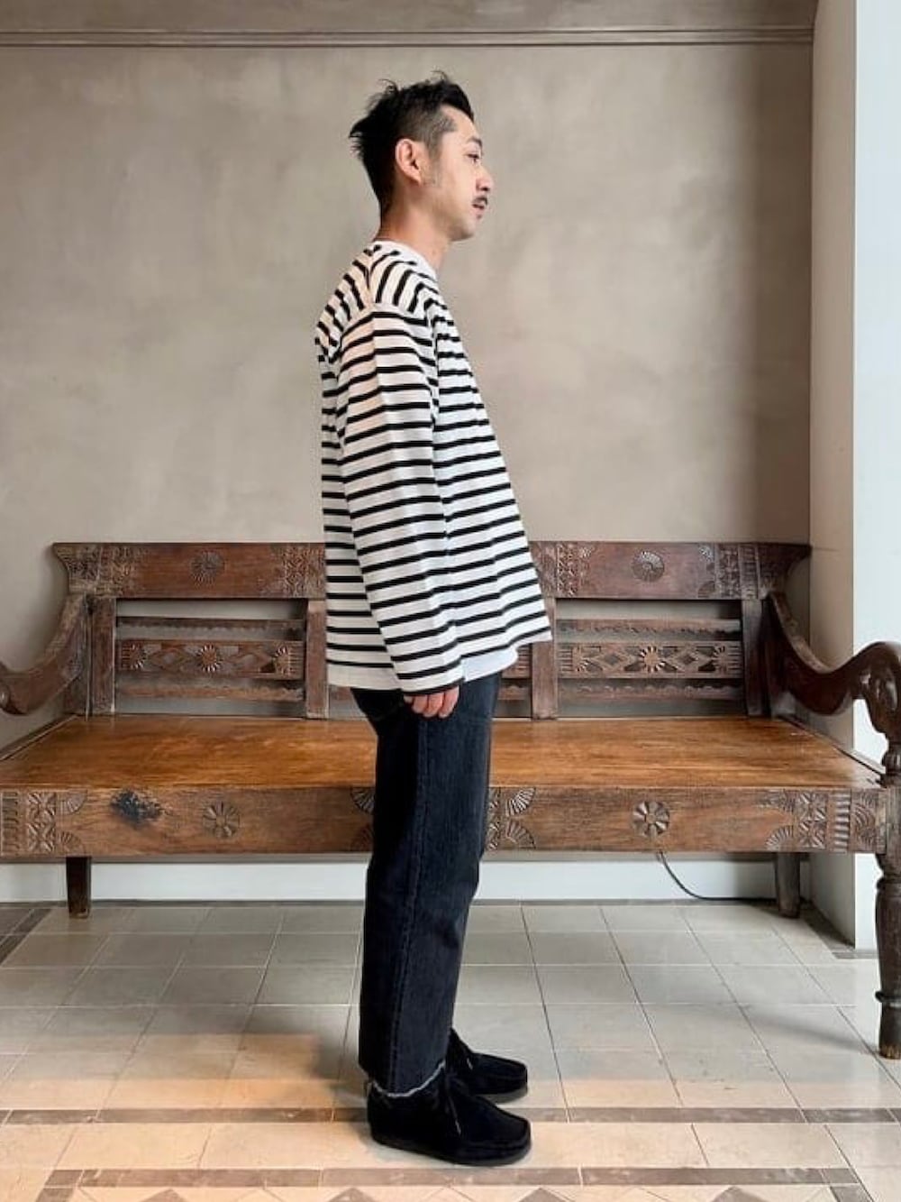 ホワイト系のTシャツ/カットソー、シルバー系のネックレスを着用したメンズの春コーディネートの2枚目の写真