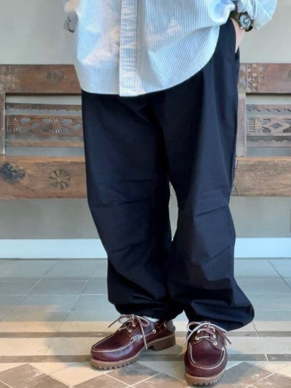 ブルー系のカーディガン/ボレロ、ブルー系のその他パンツを着用したメンズの春コーディネートの5枚目の写真