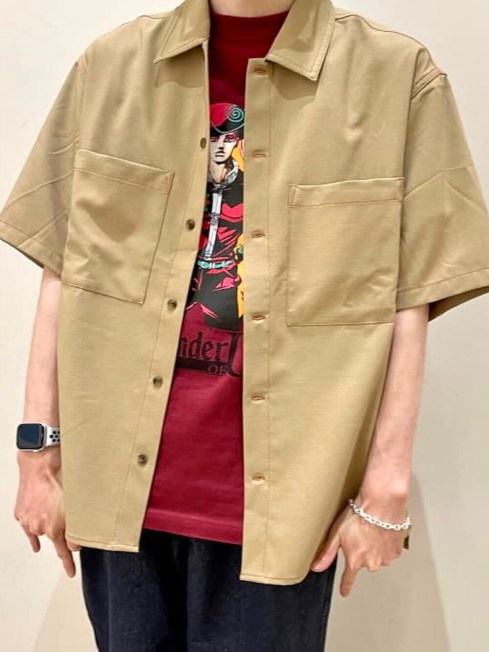 ベージュ系のシャツ/ブラウス、ブルー系のデニムパンツ、その他のブレスレットを着用したメンズの夏コーディネートの2枚目の写真