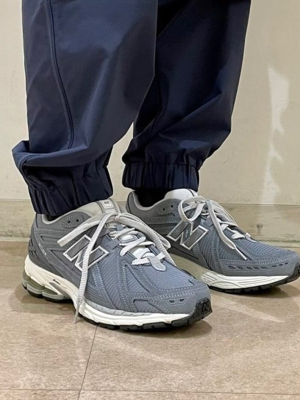 ブルー系のカーディガン/ボレロ、ブルー系のその他パンツ、ブルー系のシャツ/ブラウスを着用したメンズの春コーディネートの5枚目の写真