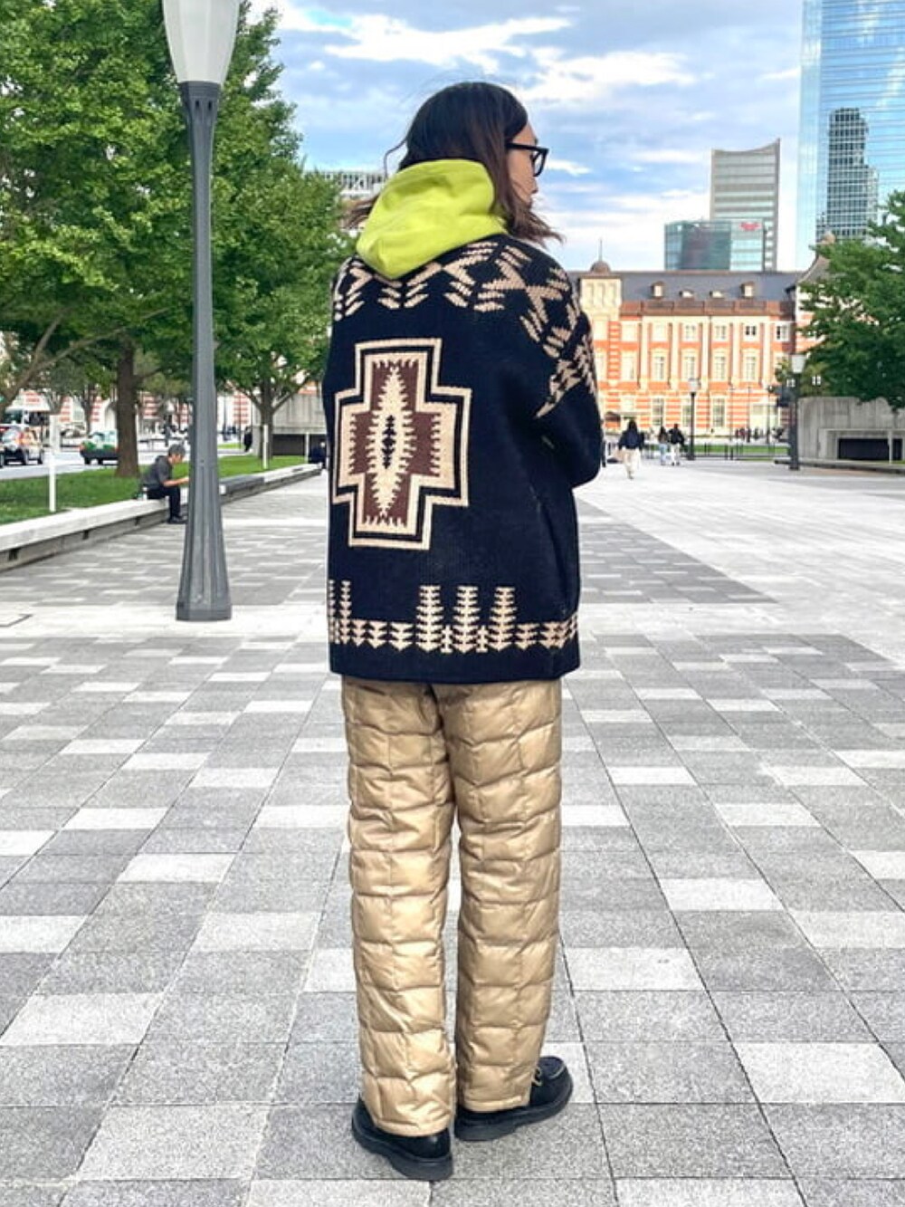 ブラック系のカーディガン/ボレロを着用したメンズの秋コーディネートの3枚目の写真