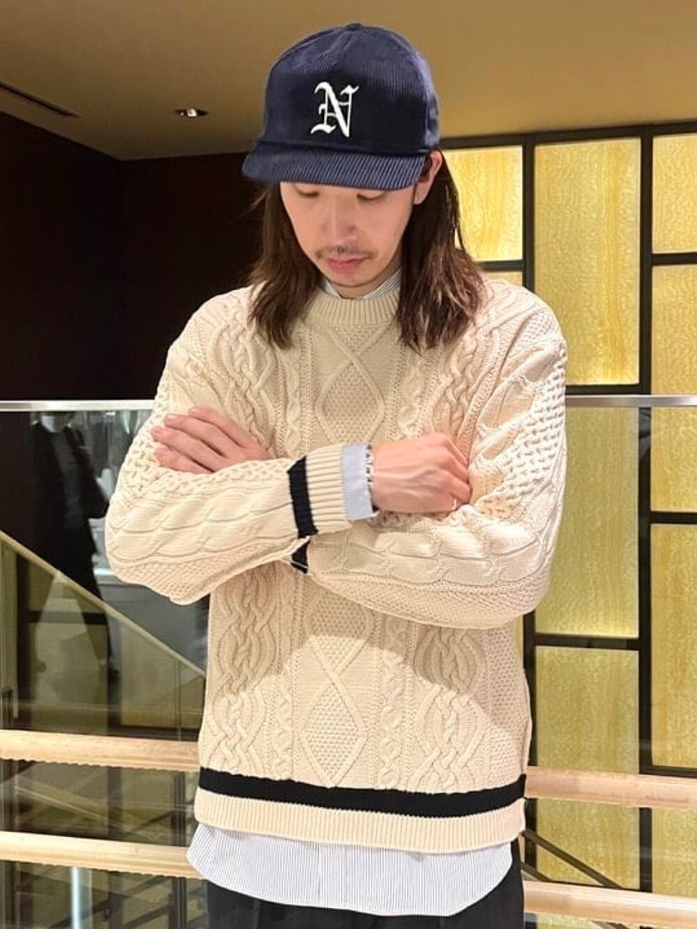 グレー系のテーラードジャケット、ホワイト系のニット/セーター、ブラック系のシャツ/ブラウスを着用したメンズの秋コーディネートの4枚目の写真