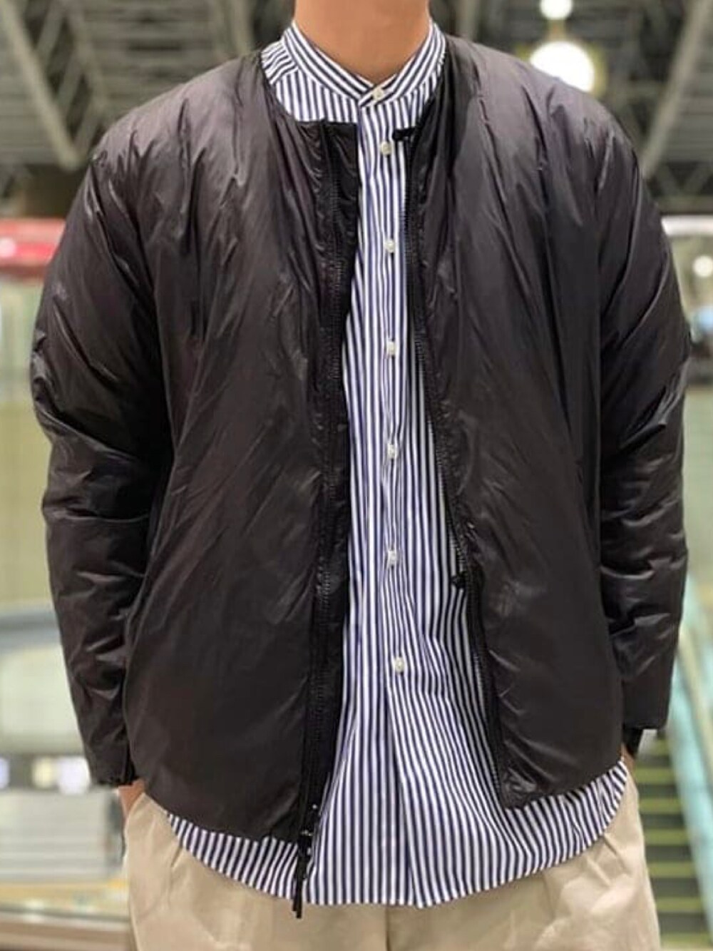 ブラック系のダウンジャケット/コートを着用したメンズの秋コーディネートの5枚目の写真