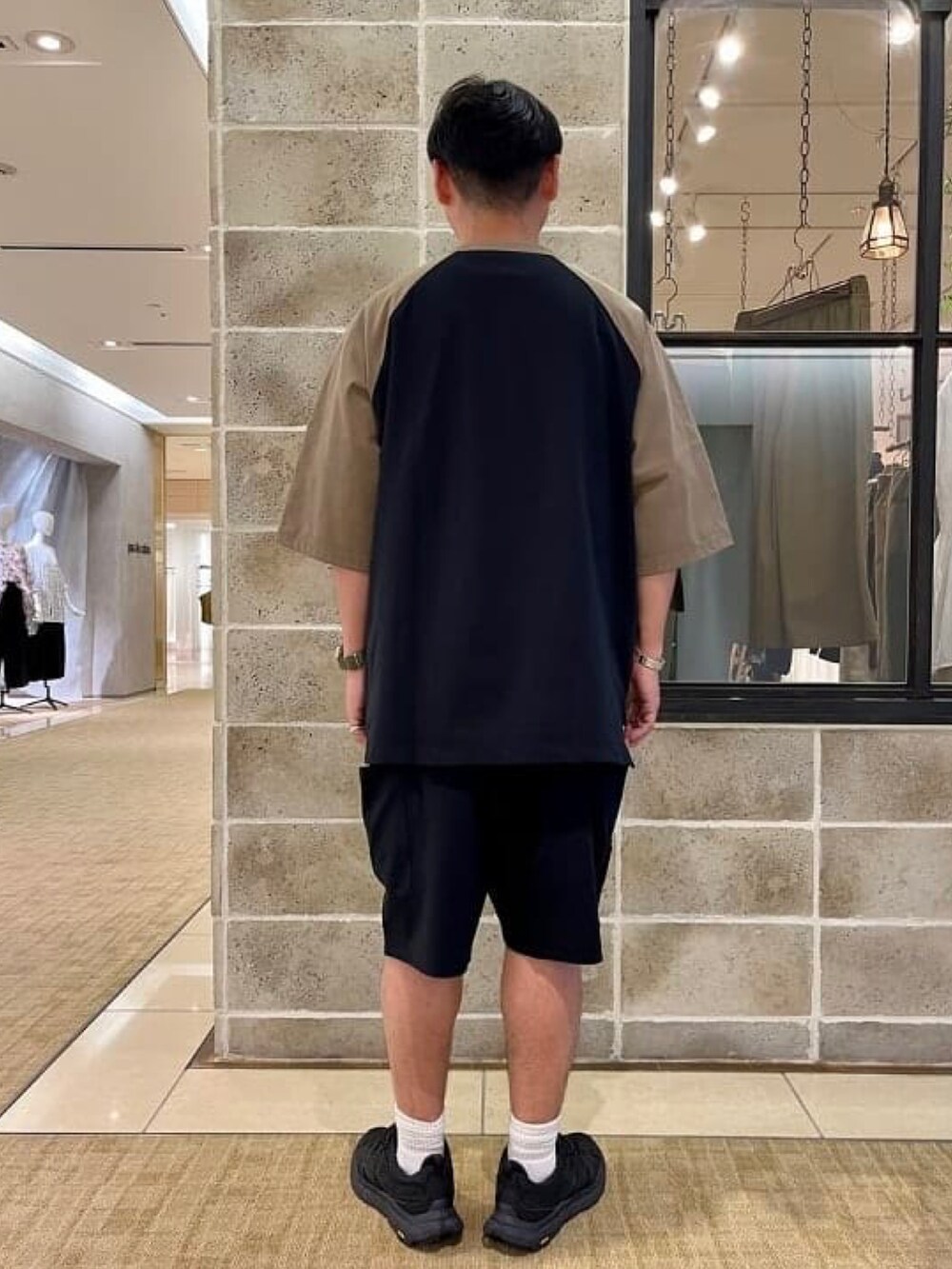 ブラック系のTシャツ/カットソー、ブラック系のその他パンツを着用したメンズの夏コーディネートの3枚目の写真