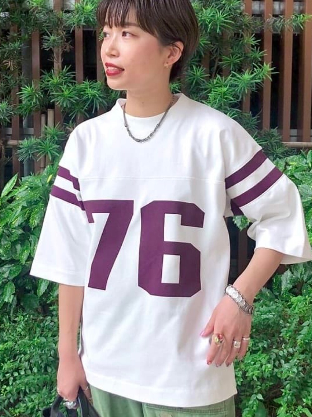 ホワイト系のTシャツ/カットソー、ブラック系のトートバッグを着用したレディースの夏コーディネートの2枚目の写真