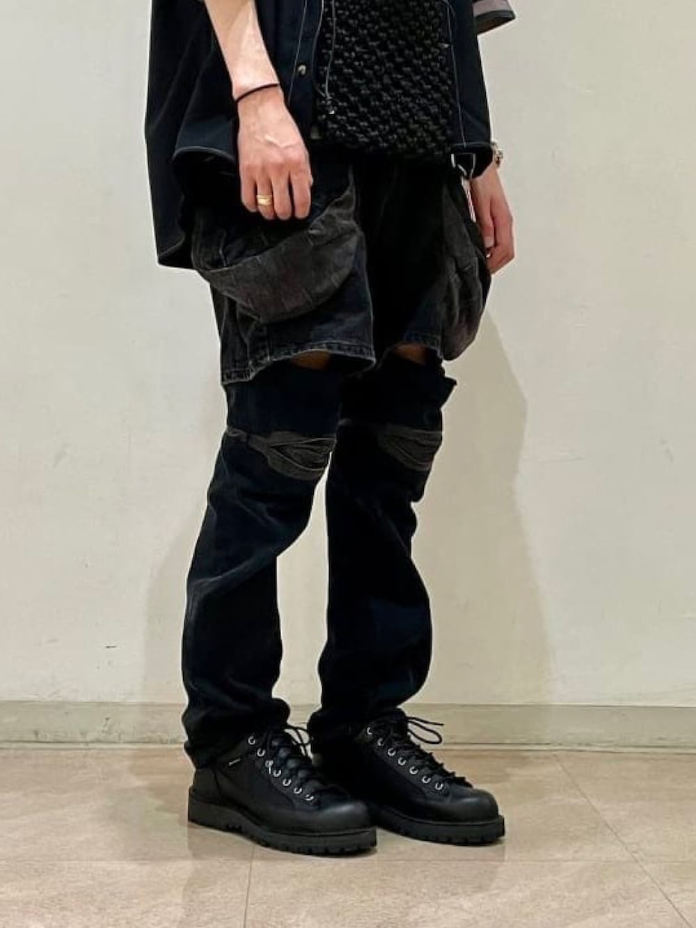 ブラック系のシャツ/ブラウス、グレー系のTシャツ/カットソー、ブラック系のブーツを着用したメンズの夏コーディネートの3枚目の写真