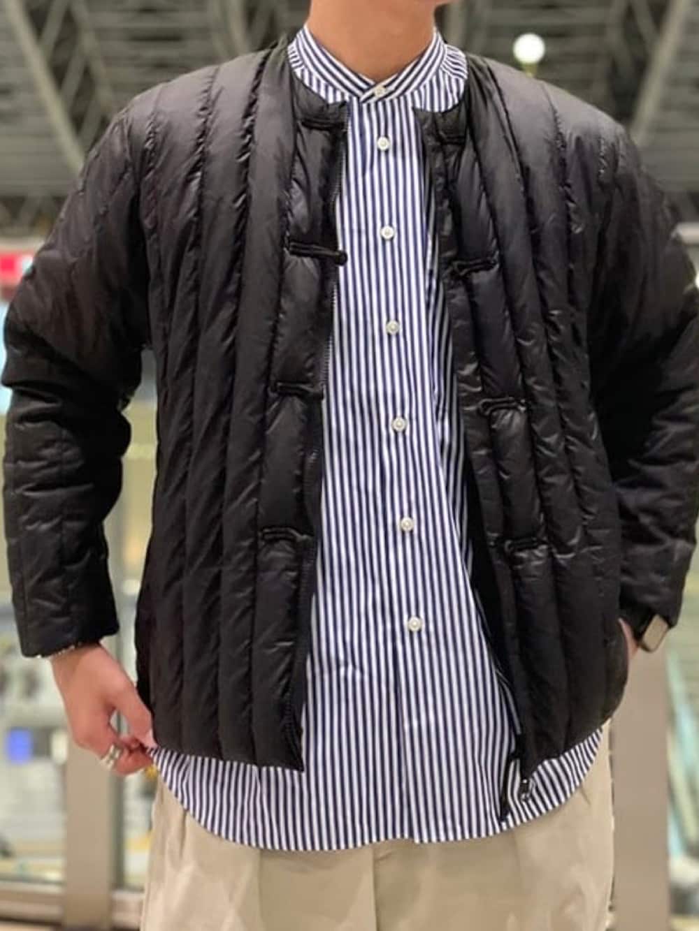 ブラック系のダウンジャケット/コートを着用したメンズの秋コーディネートの2枚目の写真