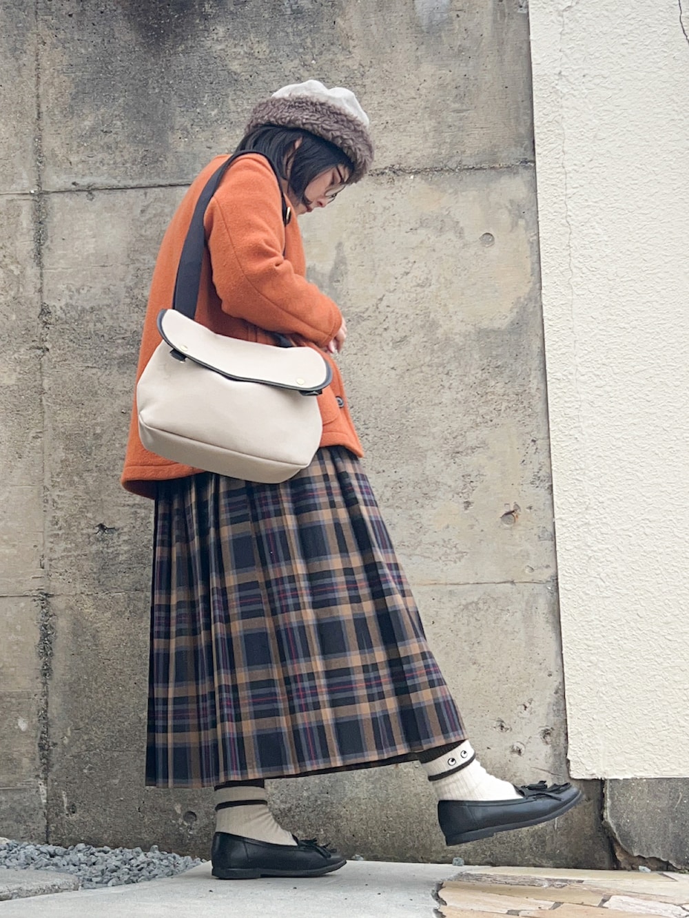 「メガネ女子、トラッド、プリーツスカート、キルトスカート、チェック、ボーダー、エルボーパッチ、BEAMS BOY、柄×柄、ローファー、レイヤードスタイル、着回しコーデ、低身長女子、スカートスタイル、ぽっちゃり」｜「MARGARET HOWELL ideaのアイテム（ローファー、ブラック系）」を使った、まむ𓊆時々、ムスメ𓊇さん（レディース・152cm）の冬コーディネートの2枚目の写真