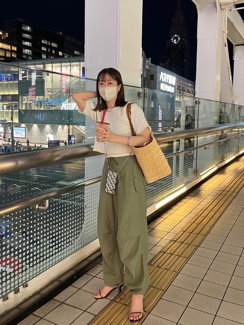 「シンプルコーデ、夏服、パンツスタイル、ラフコーデ、大人女子、きれいめカジュアル、今日のコーデ、プチプラ、カジュアルコーデ、かごバッグ、パラシュートパンツ、カーゴパンツ」｜「mysticのアイテム（パンツ、グリーン系）」を使った、いけがやあおいさん（レディース・163cm）の夏コーディネートの2枚目の写真