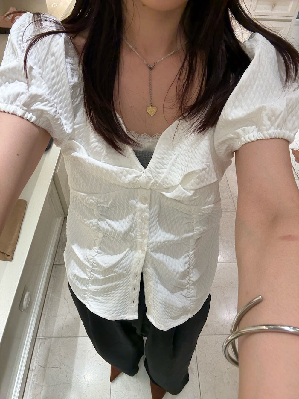 「ブラウン、おでかけコーデ、オトナ女子、大人かわいい、秋コーデ、キレイめカジュアル、高身長女子、スラックス」｜「mysticのパフビスチェ ブラウス（シャツ/ブラウス、ホワイト系）」を使った、いけがやあおいさん（骨格ウェーブ・レディース・163cm）の夏コーディネートの4枚目の写真