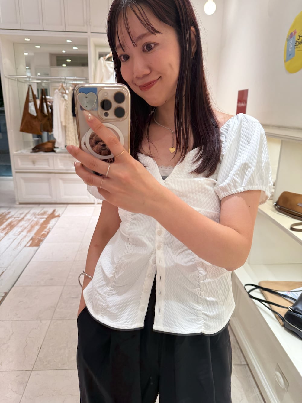 「ブラウン、おでかけコーデ、オトナ女子、大人かわいい、秋コーデ、キレイめカジュアル、高身長女子、スラックス」｜「mysticのパフビスチェ ブラウス（シャツ/ブラウス、ホワイト系）」を使った、いけがやあおいさん（骨格ウェーブ・レディース・163cm）の夏コーディネートの3枚目の写真