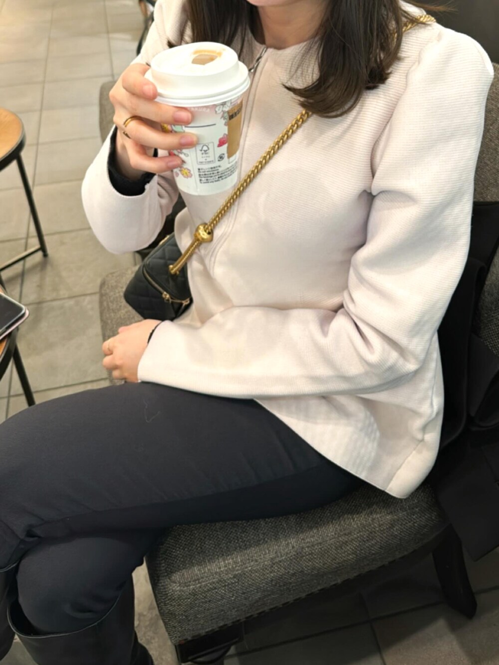 ピンク系のカーディガン/ボレロ、ブラック系のパンツ、ブラック系のショルダーバッグを着用したレディースの春コーディネートの3枚目の写真