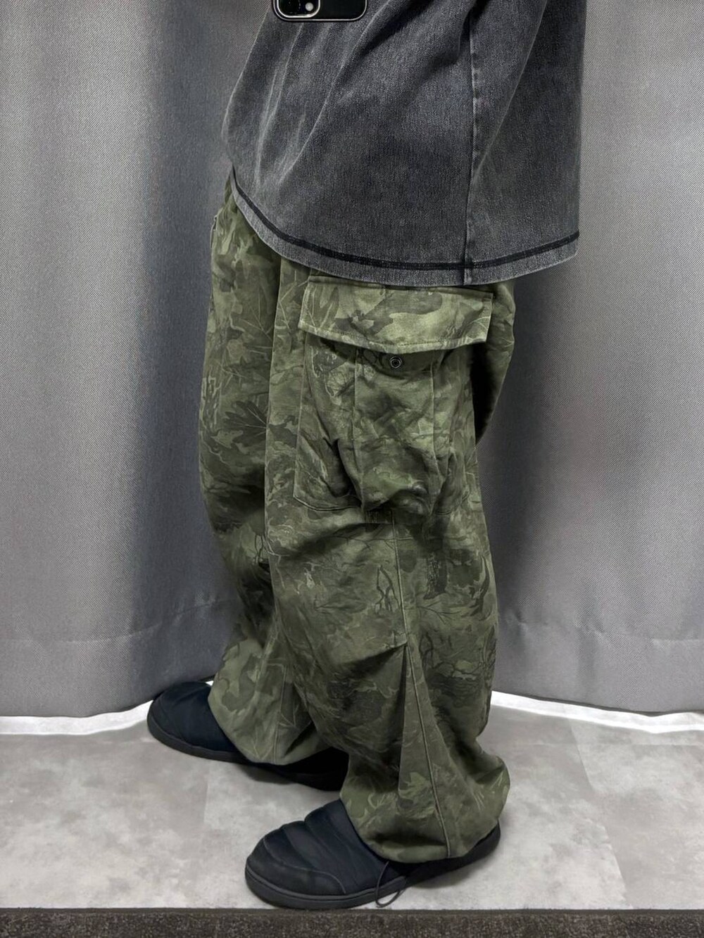 「ストリート、低身長、ワントーン、LAKOLE、めがね、Tシャツ、ワイドパンツ、キャップ」｜「LAKOLEのデニム刺繍キャップ / 143865（キャップ、ブラック系）」を使った、りーたろ。さん（メンズ・168cm）の春コーディネートの4枚目の写真