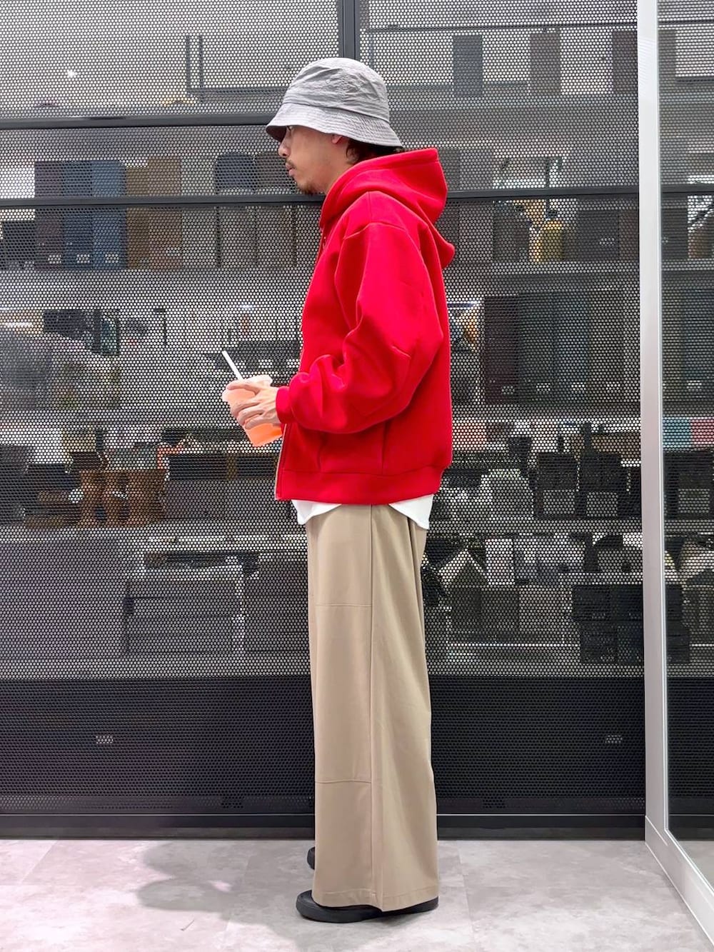 ベージュ系のその他パンツ、ホワイト系のTシャツ/カットソー、レッド系のパーカーを着用したメンズの秋コーディネートの2枚目の写真