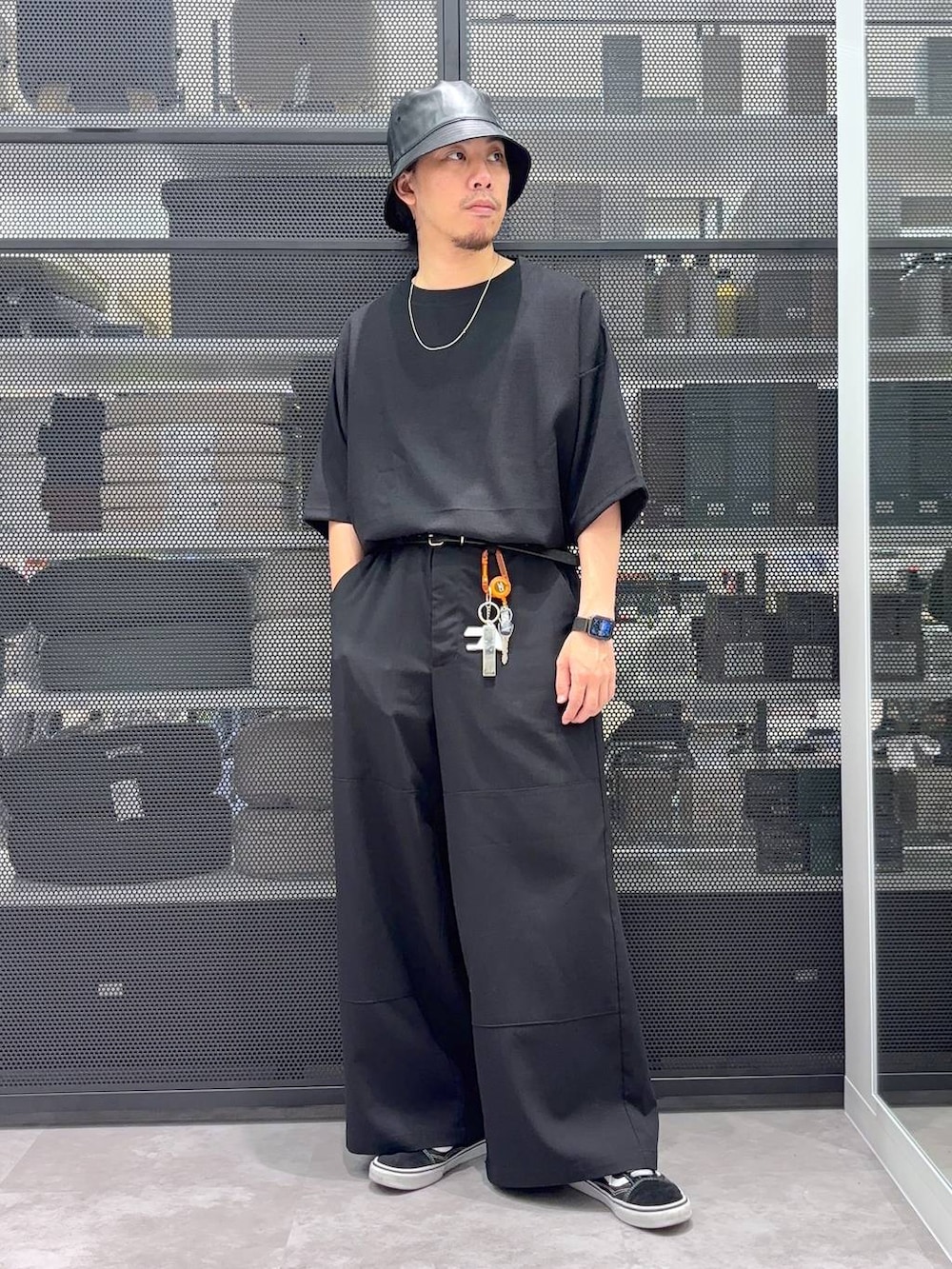 ブラック系のその他パンツ、グリーン系のシャツ/ブラウス、ブラック系のTシャツ/カットソーを着用したメンズの夏コーディネートの4枚目の写真