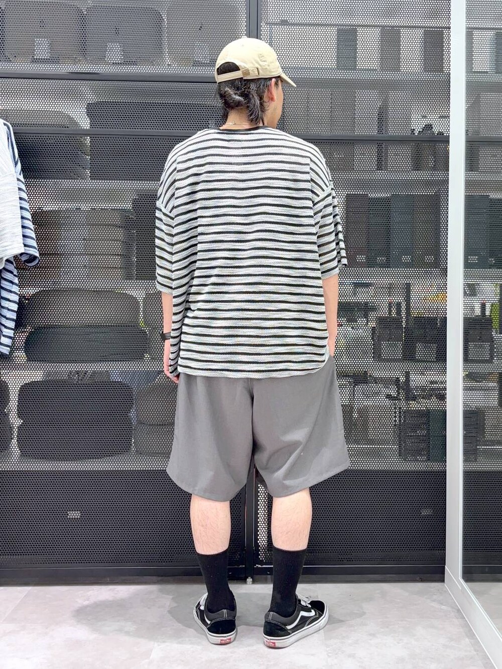 「ストリート、低身長、ワントーン、LAKOLE」｜「LAKOLEのコレラクショーツTR / 572995（その他パンツ、グレー系）」を使った、りーたろ。さん（メンズ・168cm）の夏コーディネートの3枚目の写真