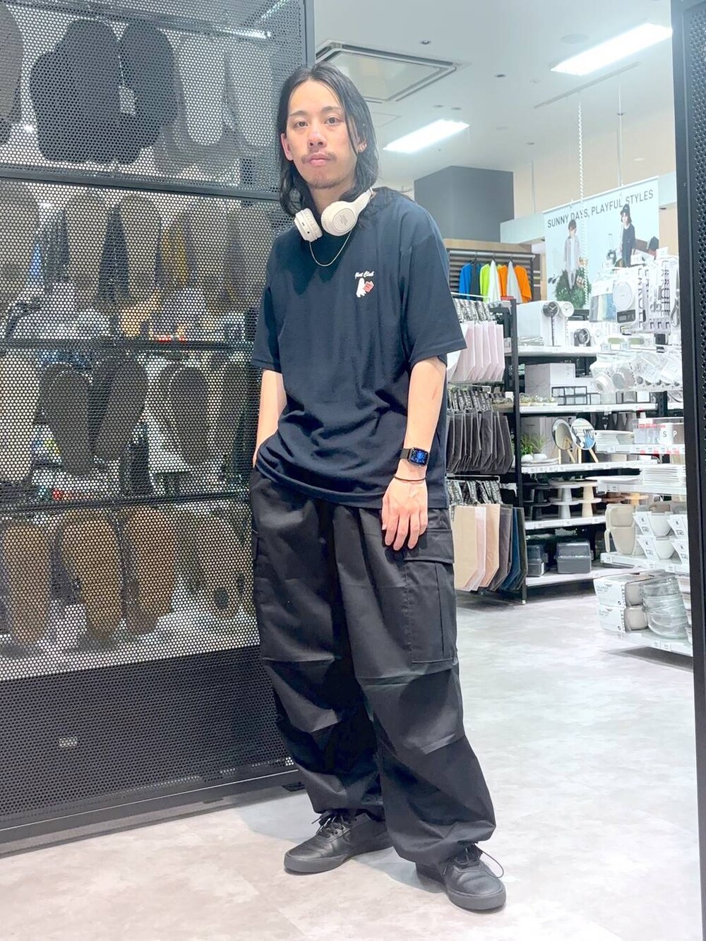 「ストリート、低身長、Tシャツ、ワイドパンツ、ワントーン、LAKOLE」｜「LAKOLEのオンイヤーヘッドホン / 187385（ヘッドフォン/イヤホン、ベージュ系）」を使った、りーたろ。さん（メンズ・168cm）の春コーディネートの2枚目の写真