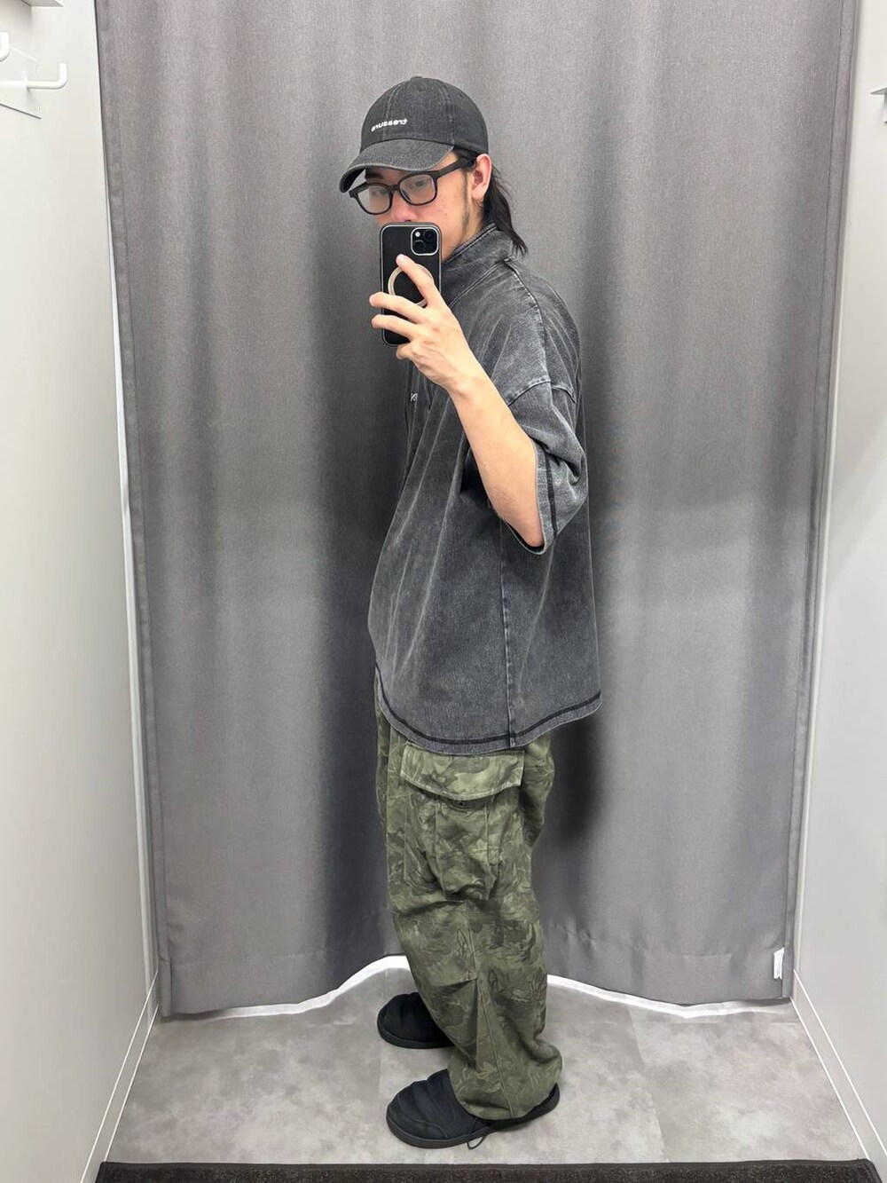 「ストリート、低身長、ワントーン、LAKOLE、めがね、Tシャツ、ワイドパンツ、キャップ」｜「LAKOLEのデニム刺繍キャップ / 143865（キャップ、ブラック系）」を使った、りーたろ。さん（メンズ・168cm）の春コーディネートの2枚目の写真