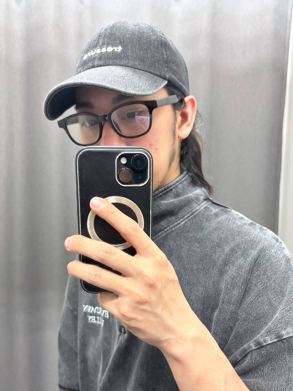 「ストリート、低身長、ワントーン、LAKOLE、めがね、Tシャツ、ワイドパンツ、キャップ」｜「LAKOLEのデニム刺繍キャップ / 143865（キャップ、ブラック系）」を使った、りーたろ。さん（メンズ・168cm）の春コーディネートの5枚目の写真