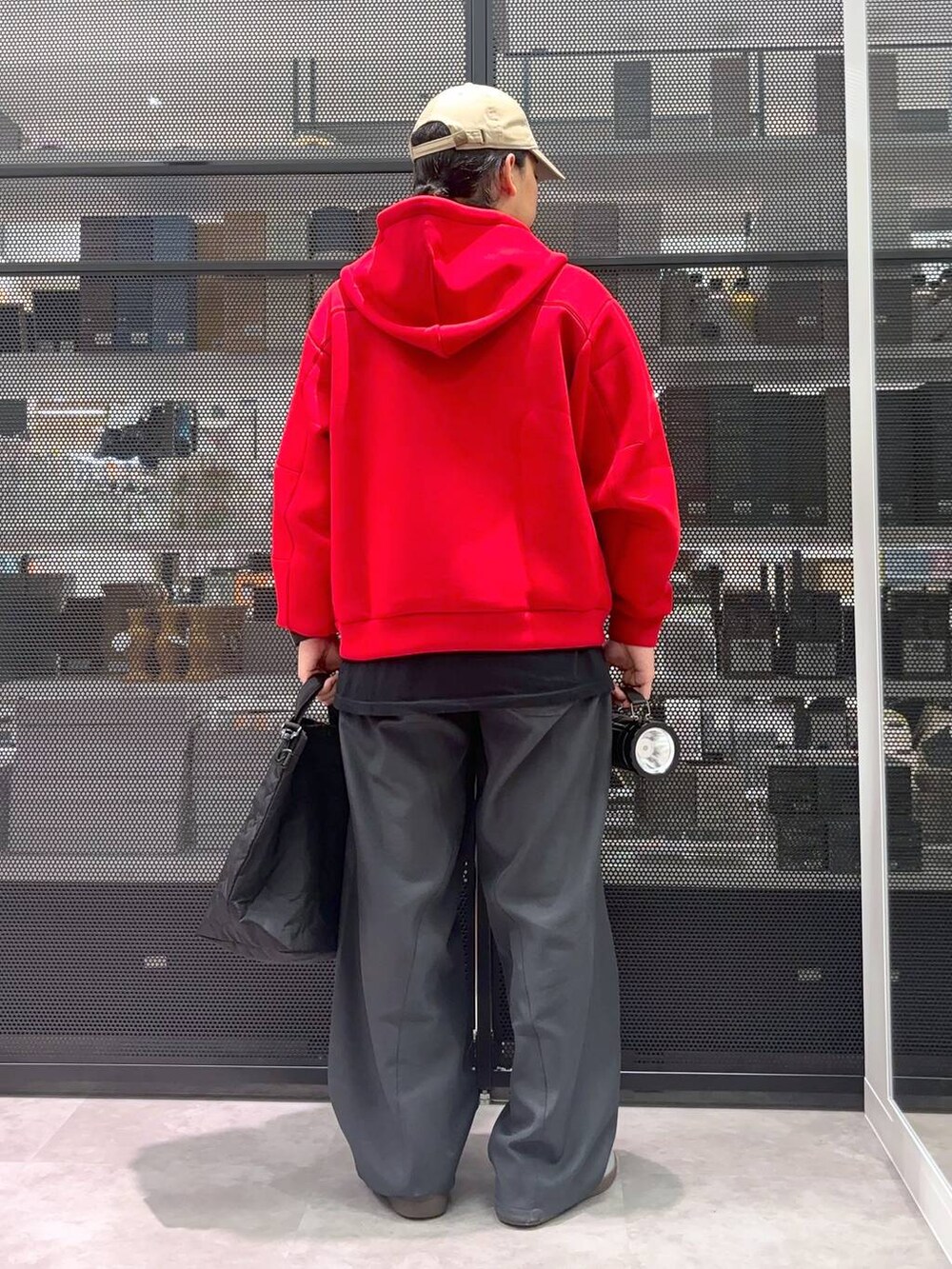 「ストリート、低身長、ワントーン、LAKOLE」｜「LAKOLEのツイストトラウザー / 497583（その他パンツ、ブラック系）」を使った、りーたろ。さん（メンズ・168cm）の秋コーディネートの3枚目の写真
