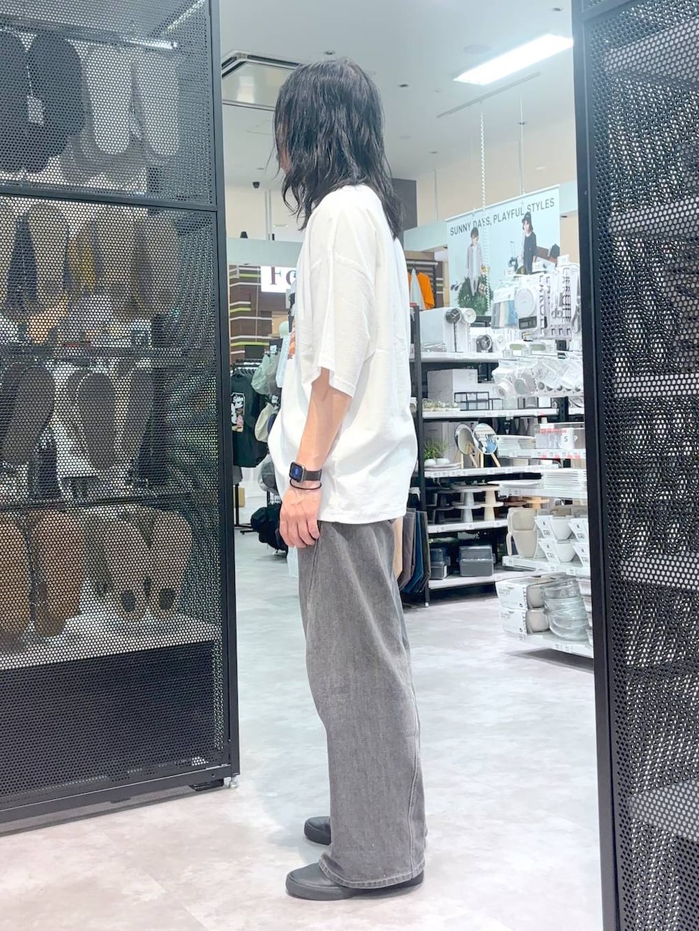 りーたろ。さんの「ツイストデザインデニムパンツ/143975（LAKOLE）」を使ったコーディネートの3枚目の写真