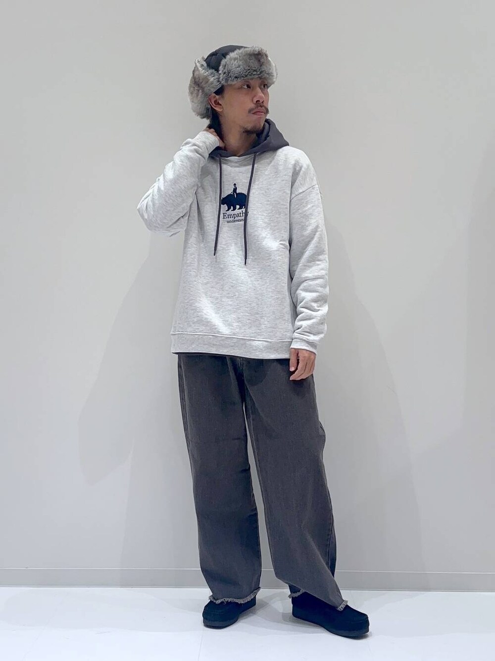 「ストリート、低身長、ゆったり、LAKOLE、パーカー、フリース、スウェット、デニムパンツ」｜「LAKOLEのカットオフデニムパンツ / 140353（デニムパンツ、グレー系）」を使った、りーたろ。さん（メンズ・168cm）の冬コーディネートの4枚目の写真