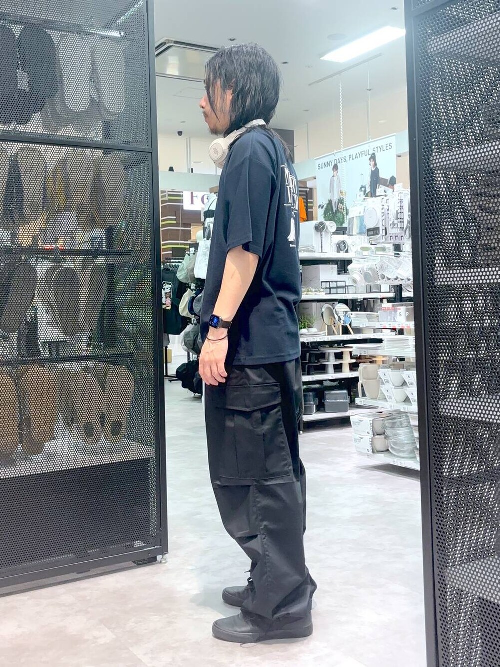 「ストリート、低身長、Tシャツ、ワイドパンツ、ワントーン、LAKOLE」｜「LAKOLEのオンイヤーヘッドホン / 187385（ヘッドフォン/イヤホン、ベージュ系）」を使った、りーたろ。さん（メンズ・168cm）の春コーディネートの3枚目の写真