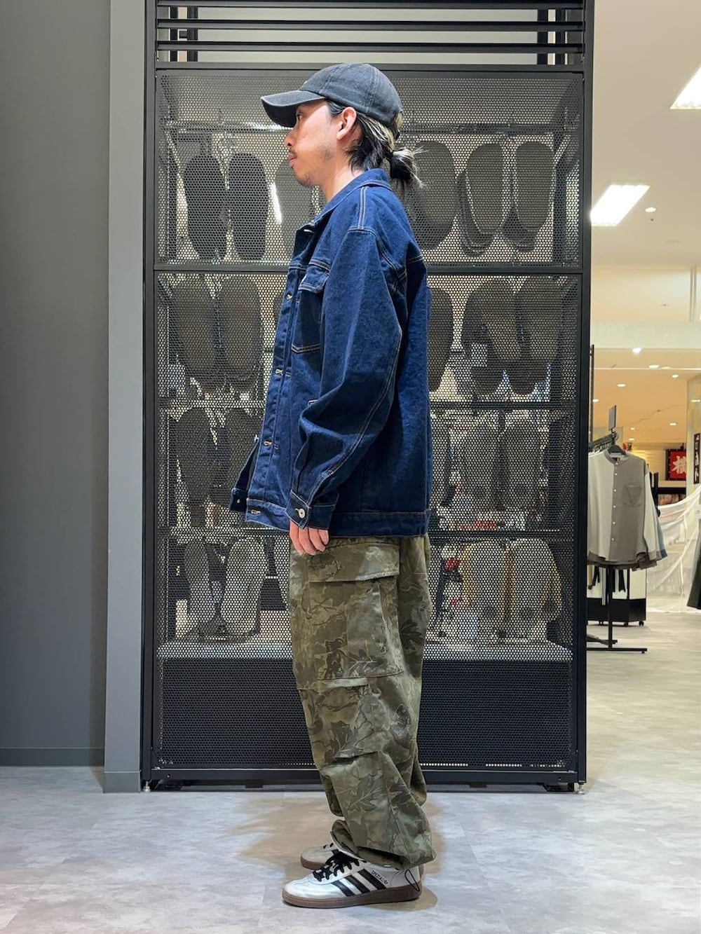 ブルー系のデニムジャケット、グリーン系のカーゴパンツ、ホワイト系のTシャツ/カットソーを着用したメンズの春コーディネートの2枚目の写真