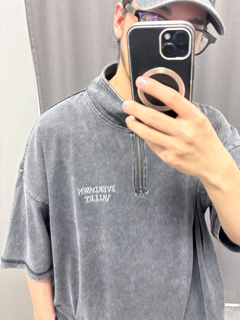 「ストリート、低身長、ワントーン、LAKOLE、めがね、Tシャツ、ワイドパンツ、キャップ」｜「LAKOLEのデニム刺繍キャップ / 143865（キャップ、ブラック系）」を使った、りーたろ。さん（メンズ・168cm）の春コーディネートの3枚目の写真