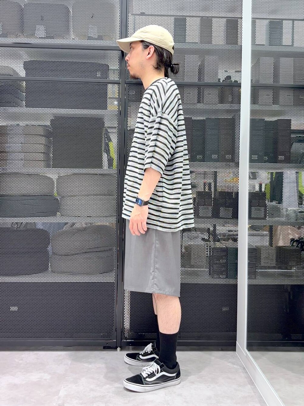「ストリート、低身長、ワントーン、LAKOLE」｜「LAKOLEのコレラクショーツTR / 572995（その他パンツ、グレー系）」を使った、りーたろ。さん（メンズ・168cm）の夏コーディネートの2枚目の写真