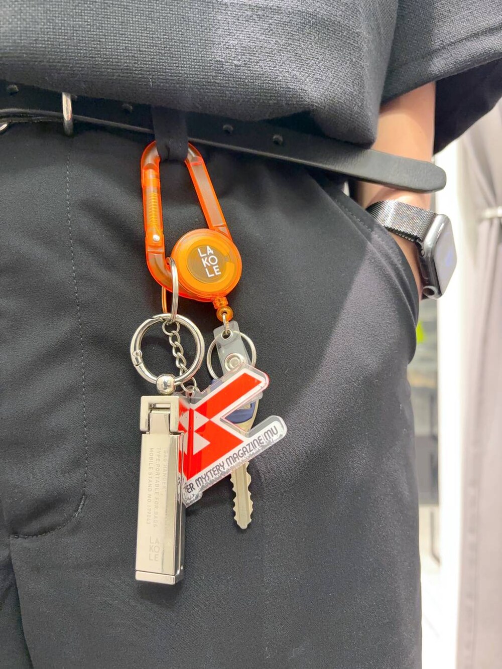 ブラック系のその他パンツ、グリーン系のシャツ/ブラウス、ブラック系のTシャツ/カットソーを着用したメンズの夏コーディネートの5枚目の写真