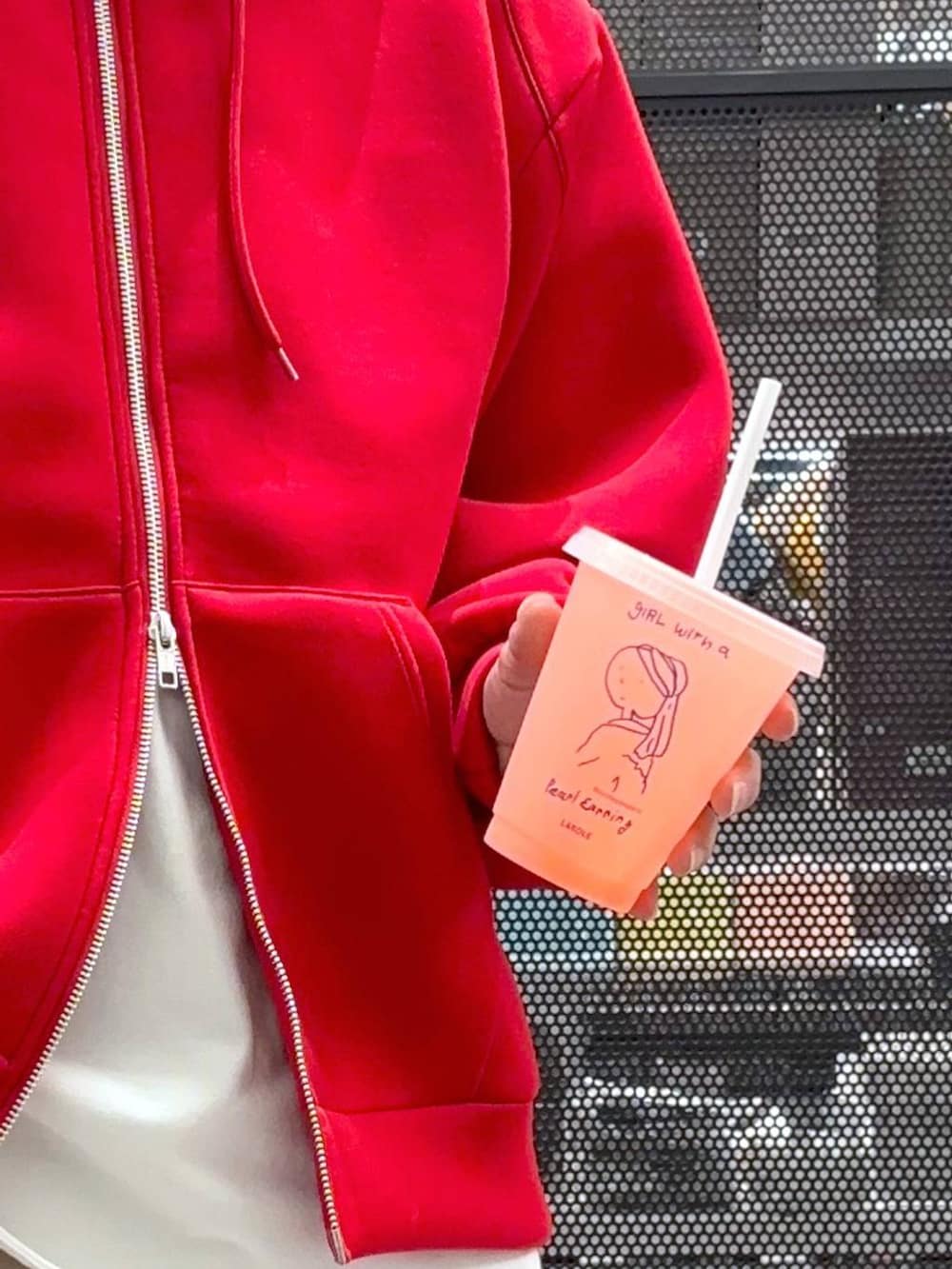 ベージュ系のその他パンツ、ホワイト系のTシャツ/カットソー、レッド系のパーカーを着用したメンズの秋コーディネートの6枚目の写真