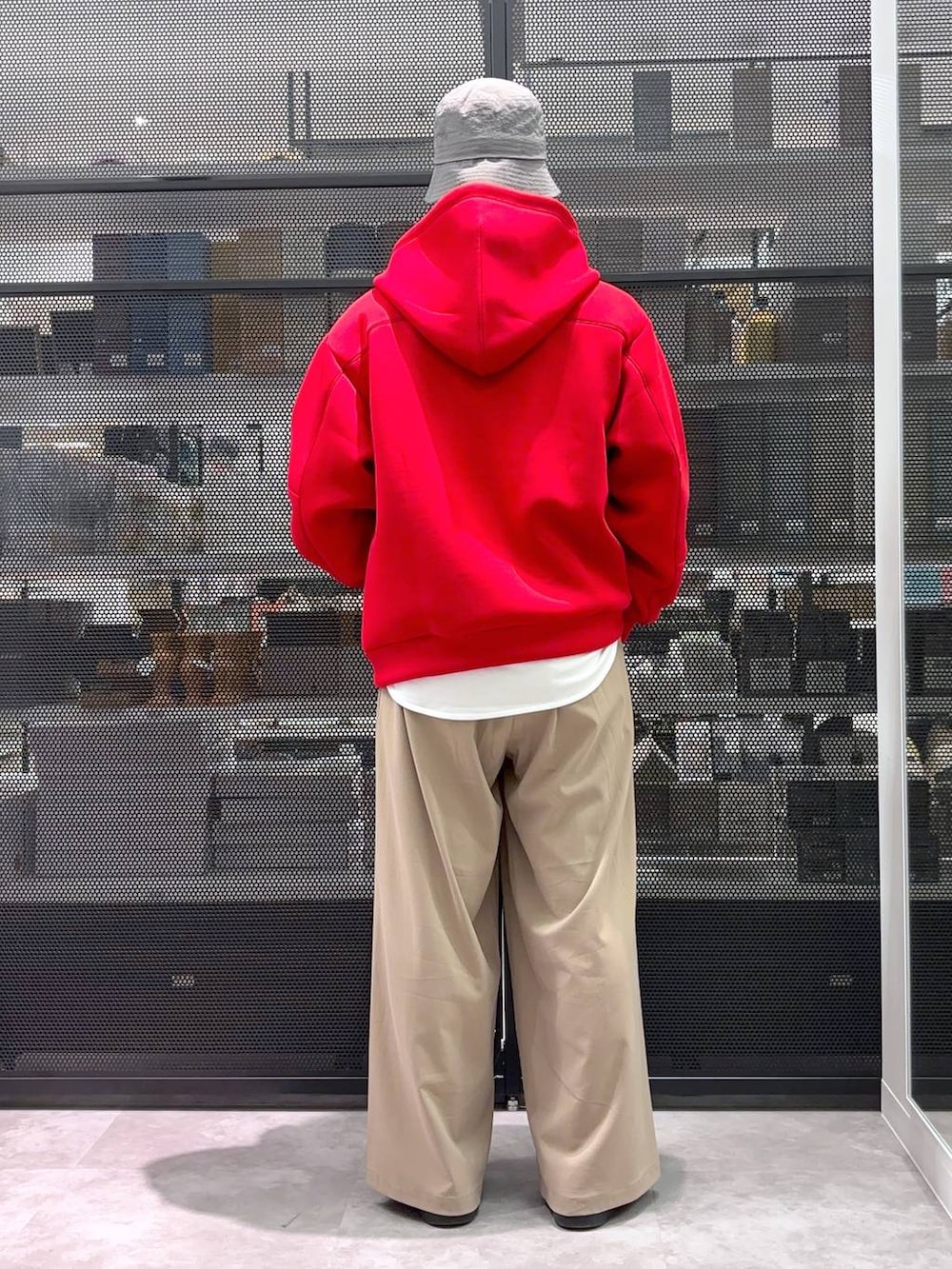 ベージュ系のその他パンツ、ホワイト系のTシャツ/カットソー、レッド系のパーカーを着用したメンズの秋コーディネートの3枚目の写真