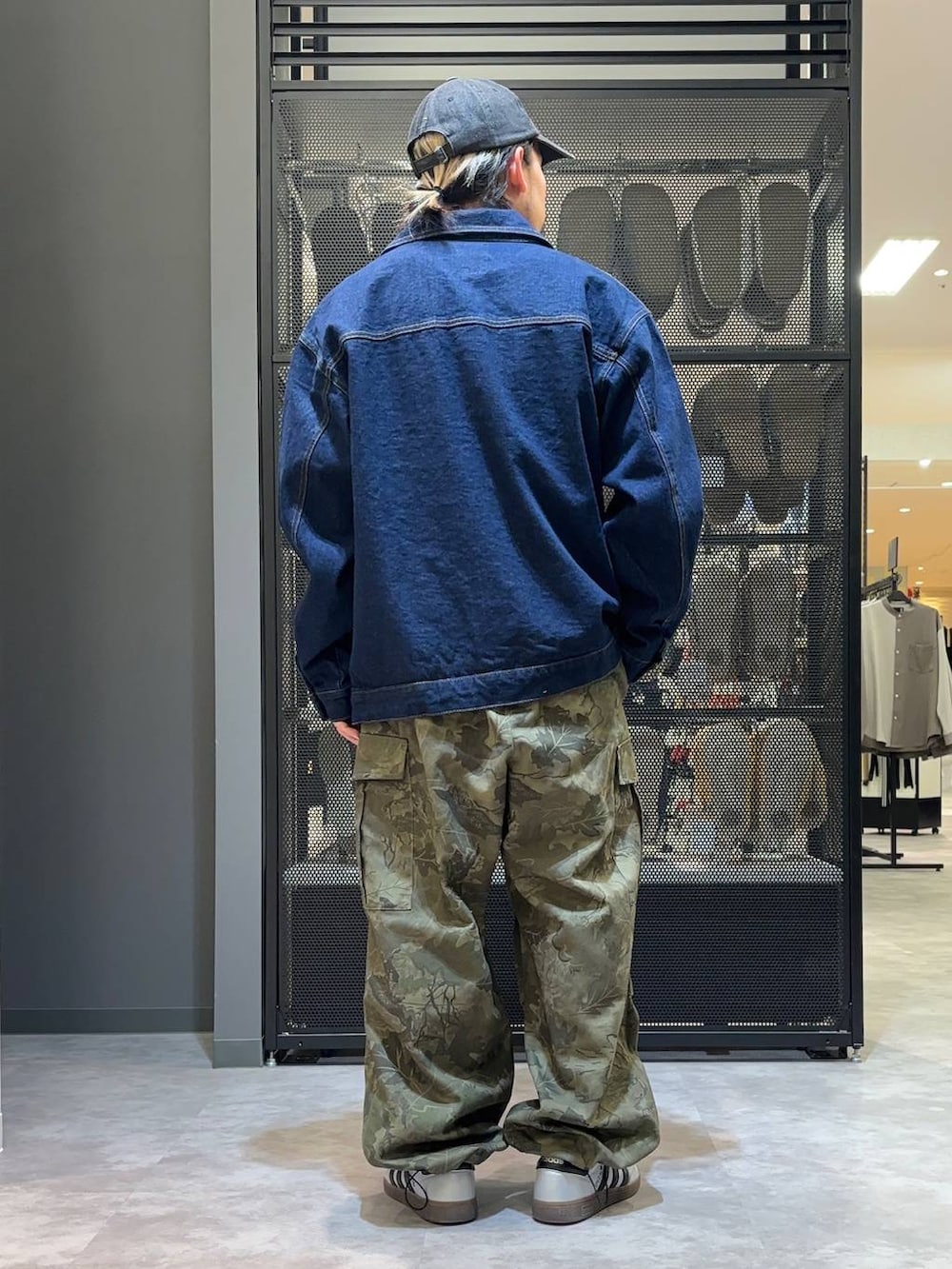 ブルー系のデニムジャケット、グリーン系のカーゴパンツ、ホワイト系のTシャツ/カットソーを着用したメンズの春コーディネートの3枚目の写真