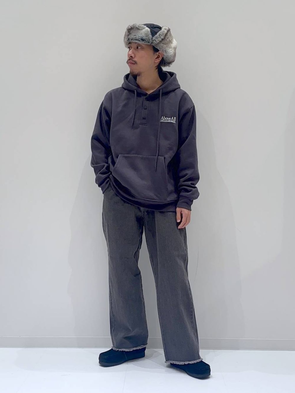 「ストリート、低身長、ゆったり、LAKOLE、パーカー、フリース、スウェット、デニムパンツ」｜「LAKOLEのカットオフデニムパンツ / 140353（デニムパンツ、グレー系）」を使った、りーたろ。さん（メンズ・168cm）の冬コーディネートの6枚目の写真