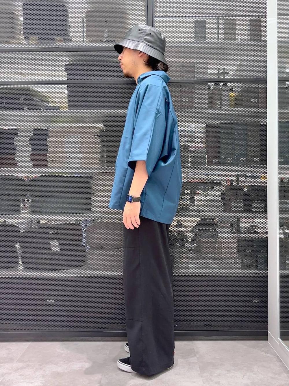 ブラック系のその他パンツ、グリーン系のシャツ/ブラウス、ブラック系のTシャツ/カットソーを着用したメンズの夏コーディネートの2枚目の写真