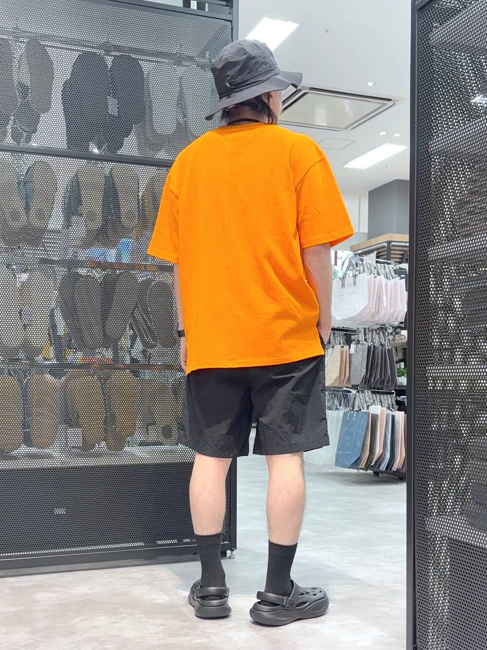 「ストリート、低身長、ワントーン、LAKOLE、ショーツ、Tシャツ、サングラス、サンダル、ハット」｜「LAKOLEのウェリントンコンビサングラス / 272967（サングラス、ブラック系）」を使った、りーたろ。さん（メンズ・168cm）の春コーディネートの4枚目の写真