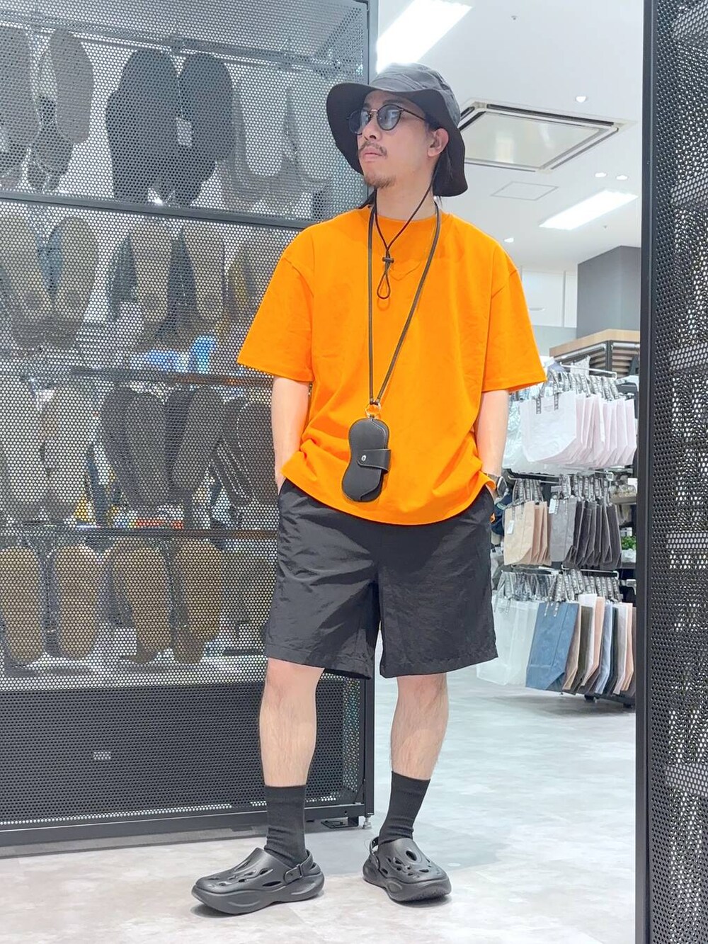 「ストリート、低身長、ワントーン、LAKOLE、ショーツ、Tシャツ、サングラス、サンダル、ハット」｜「LAKOLEのウェリントンコンビサングラス / 272967（サングラス、ブラック系）」を使った、りーたろ。さん（メンズ・168cm）の春コーディネートの2枚目の写真