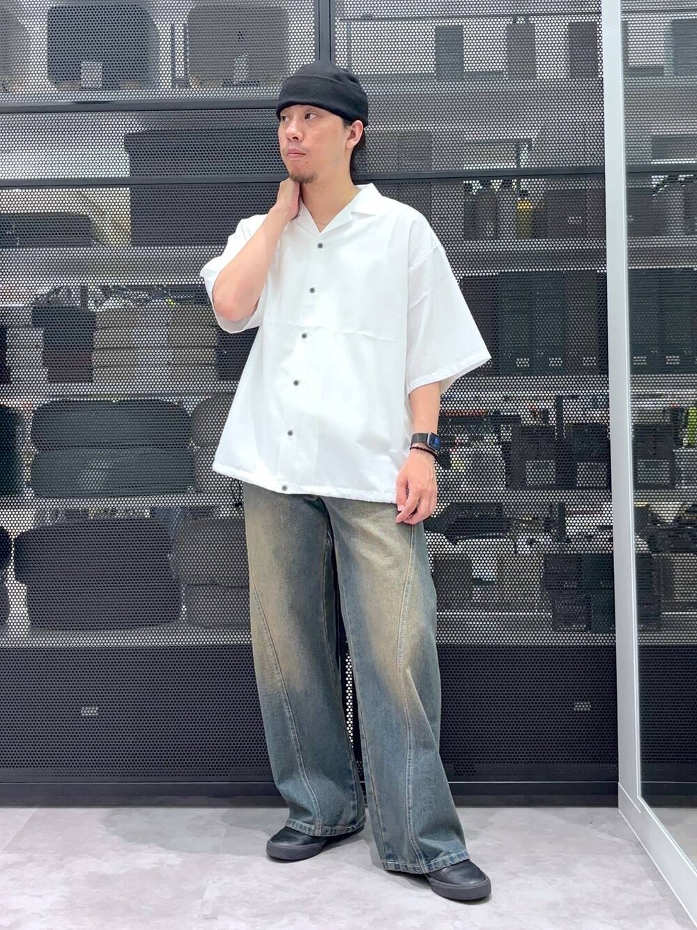 グレー系のデニムパンツ、ホワイト系のシャツ/ブラウス、ブラック系のニットキャップ/ビーニーを着用したメンズの夏コーディネートの4枚目の写真