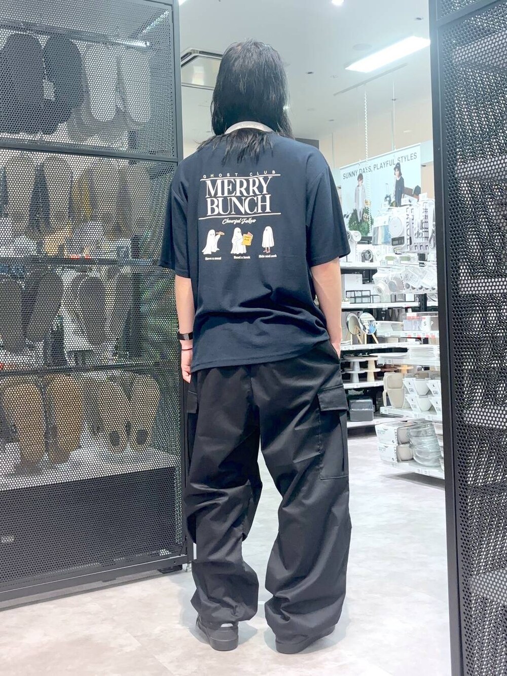 「ストリート、低身長、Tシャツ、ワイドパンツ、ワントーン、LAKOLE」｜「LAKOLEのオンイヤーヘッドホン / 187385（ヘッドフォン/イヤホン、ベージュ系）」を使った、りーたろ。さん（メンズ・168cm）の春コーディネートの4枚目の写真