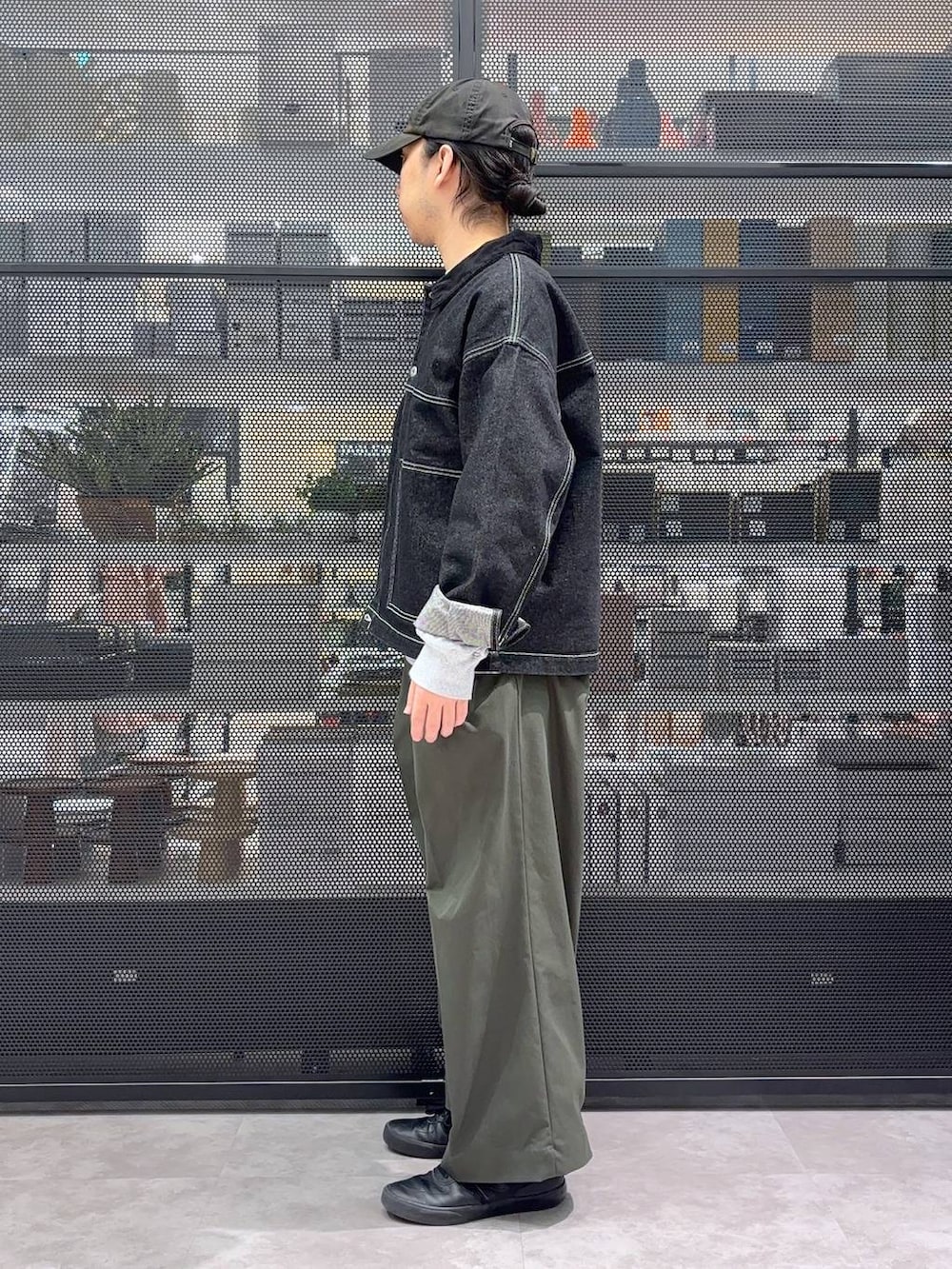 グリーン系のその他パンツを着用したメンズの春コーディネートの2枚目の写真