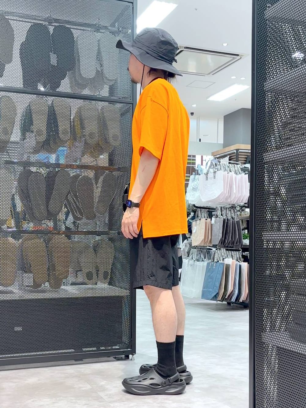 「ストリート、低身長、ワントーン、LAKOLE、ショーツ、Tシャツ、サングラス、サンダル、ハット」｜「LAKOLEのウェリントンコンビサングラス / 272967（サングラス、ブラック系）」を使った、りーたろ。さん（メンズ・168cm）の春コーディネートの3枚目の写真