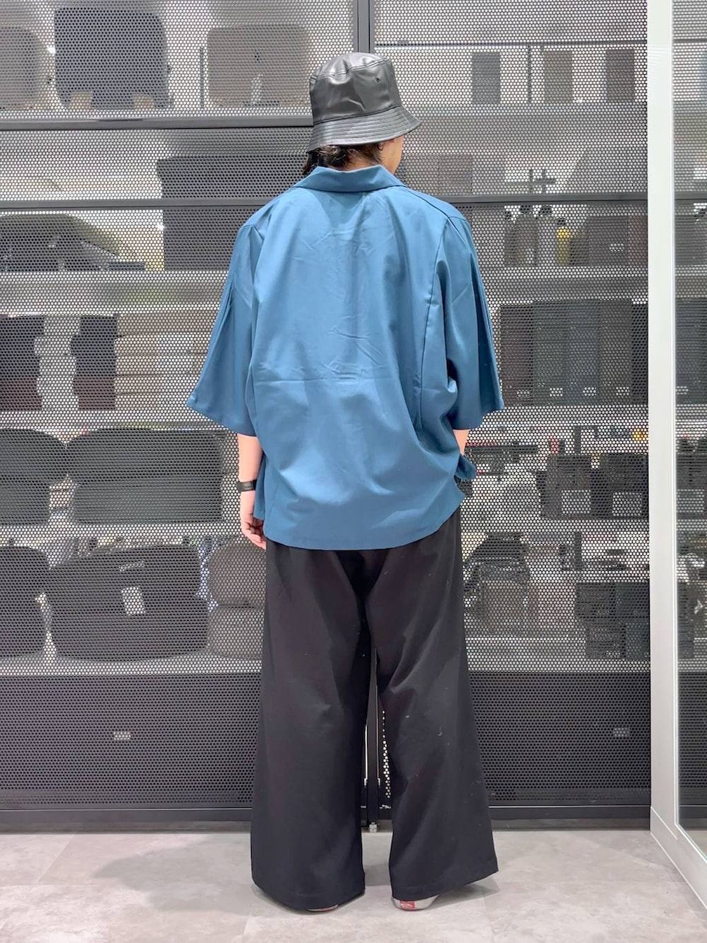 ブラック系のその他パンツ、グリーン系のシャツ/ブラウス、ブラック系のTシャツ/カットソーを着用したメンズの夏コーディネートの3枚目の写真