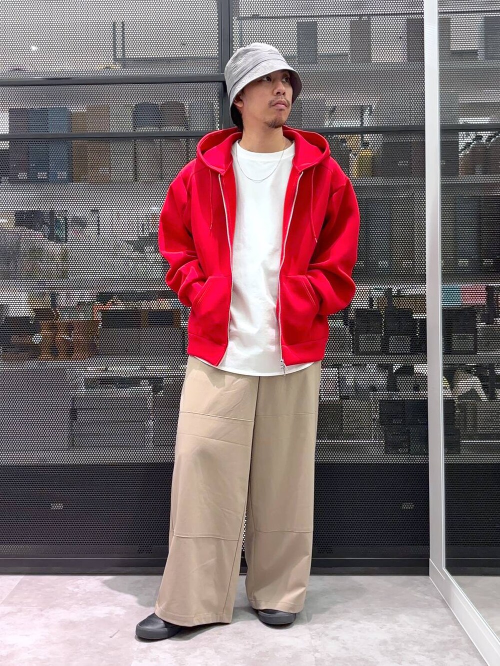ベージュ系のその他パンツ、ホワイト系のTシャツ/カットソー、レッド系のパーカーを着用したメンズの秋コーディネートの4枚目の写真
