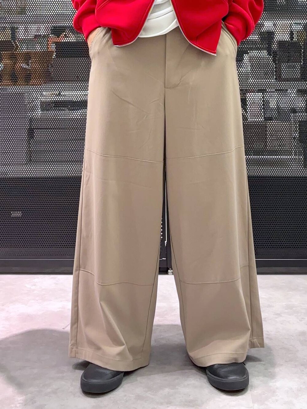 ベージュ系のその他パンツ、ホワイト系のTシャツ/カットソー、レッド系のパーカーを着用したメンズの秋コーディネートの5枚目の写真