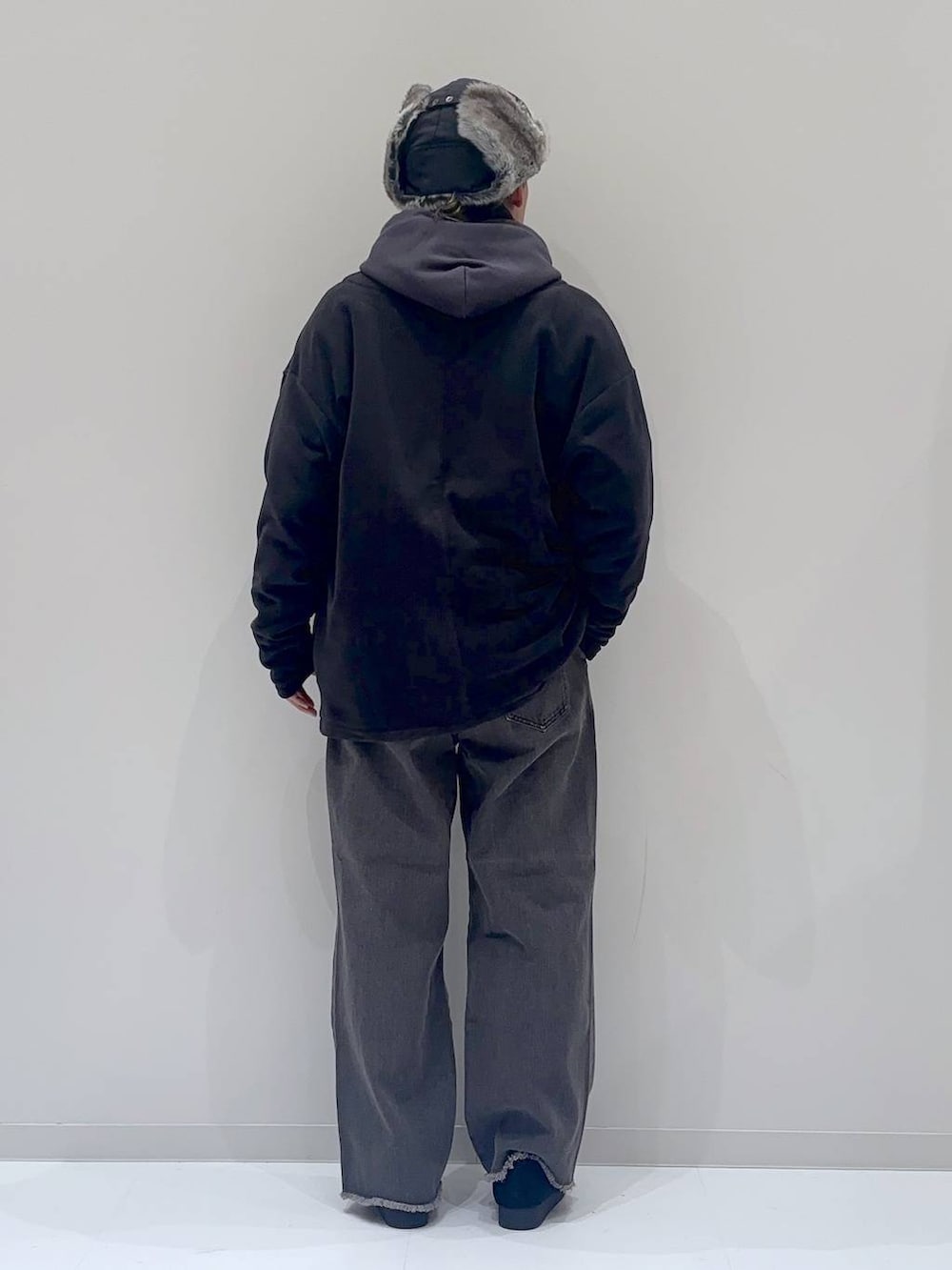 「ストリート、低身長、ゆったり、LAKOLE、パーカー、フリース、スウェット、デニムパンツ」｜「LAKOLEのカットオフデニムパンツ / 140353（デニムパンツ、グレー系）」を使った、りーたろ。さん（メンズ・168cm）の冬コーディネートの3枚目の写真