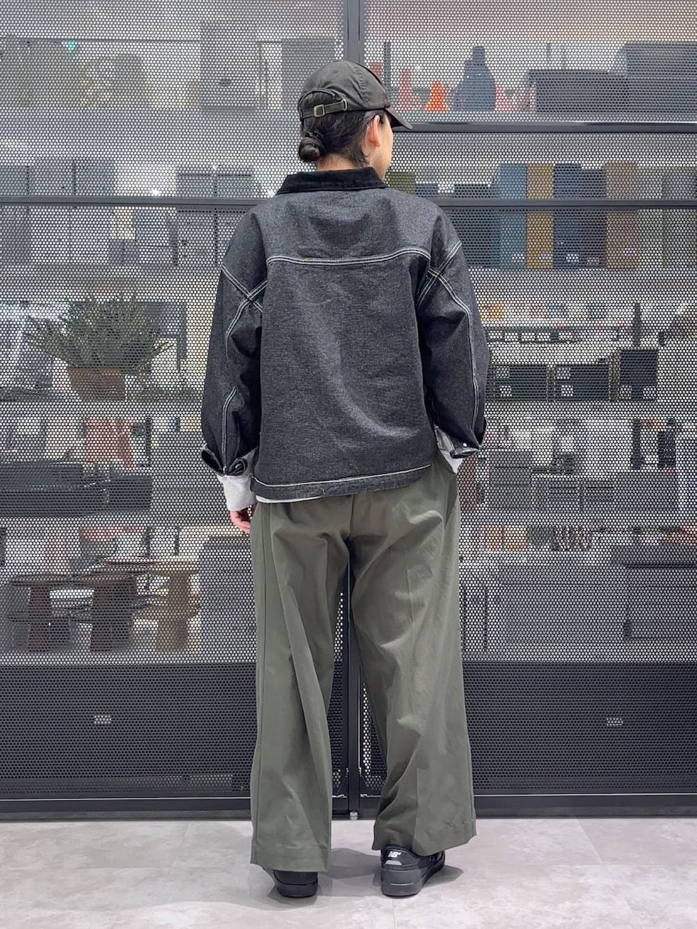 グリーン系のその他パンツを着用したメンズの春コーディネートの3枚目の写真