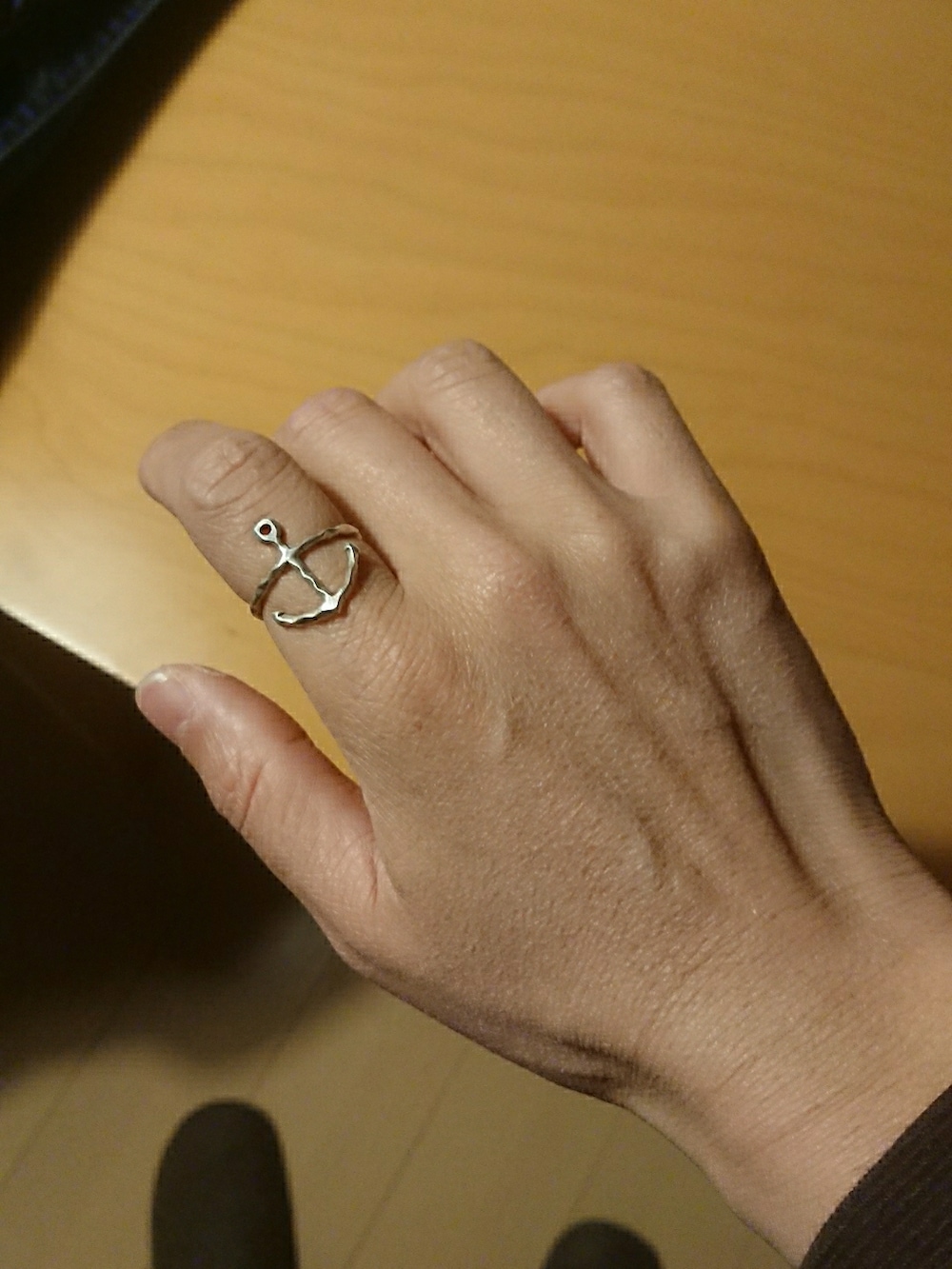 ブラック系のその他パンツ、グレー系のスニーカー、ブルー系のカバーオールを着用したメンズの冬コーディネートの2枚目の写真