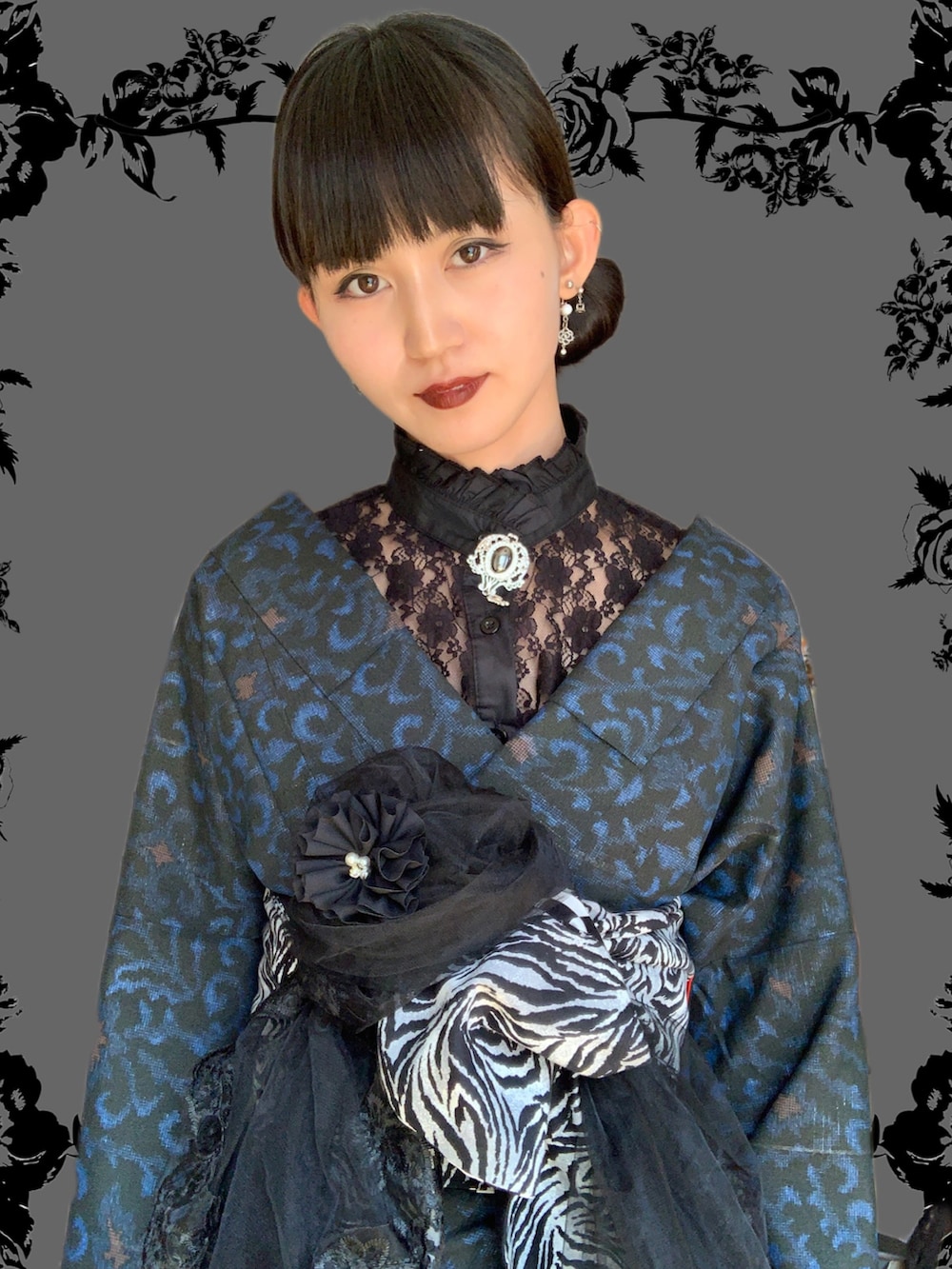 ブラック系のスカート、ブラック系のパンプス、ブラック系の付け襟を着用したレディースの春コーディネートの2枚目の写真