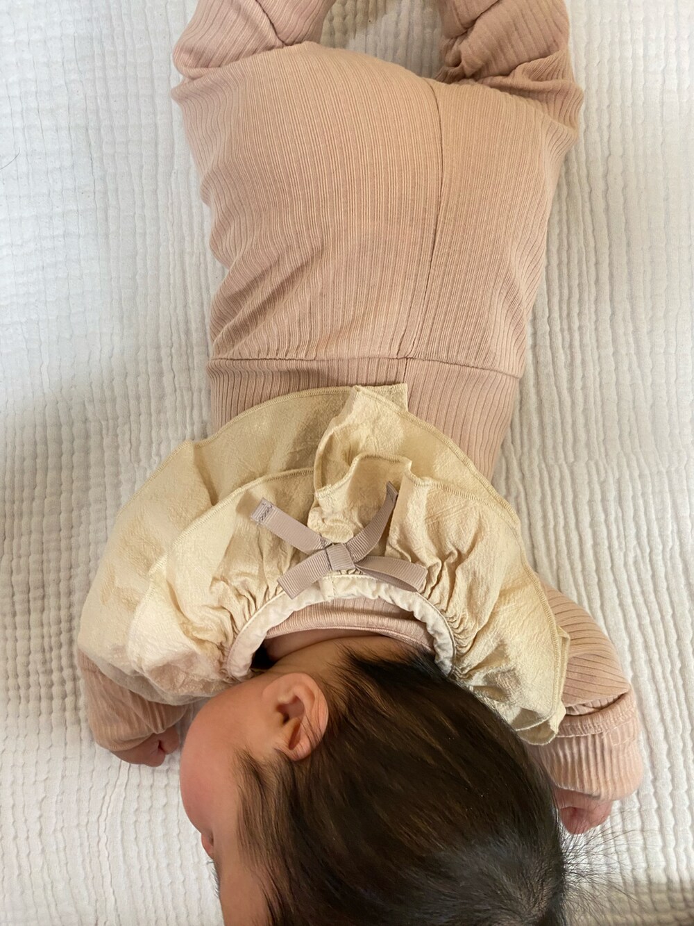 ホワイト系のスタイ/よだれかけを着用したキッズの冬コーディネートの2枚目の写真